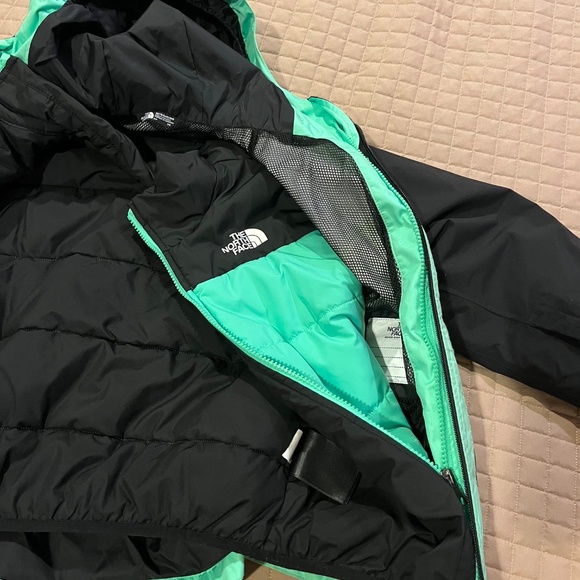 The North Face Boys Ski Winter Jacket (size 7/8) - Picture 7 of 7